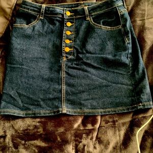 Button denim skirt